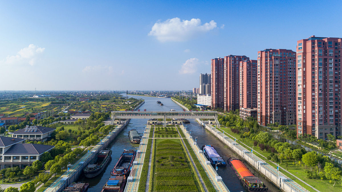 2019年9月8日,江苏南通海安船闸周边,两岸绿化景观带与清澈河水相映成