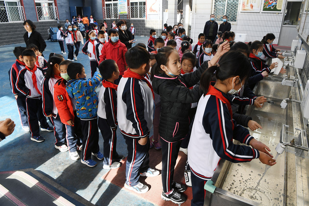 2020年11月6日,北京市通州区中山街小学,学生们在吃饭.