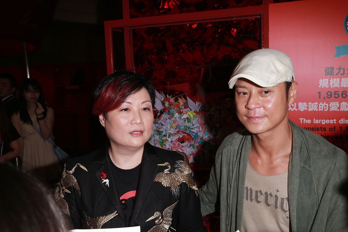 2013年4月17日,香港,粉丝为纪念张国荣合力折纸鹤破吉尼斯世界大全纪