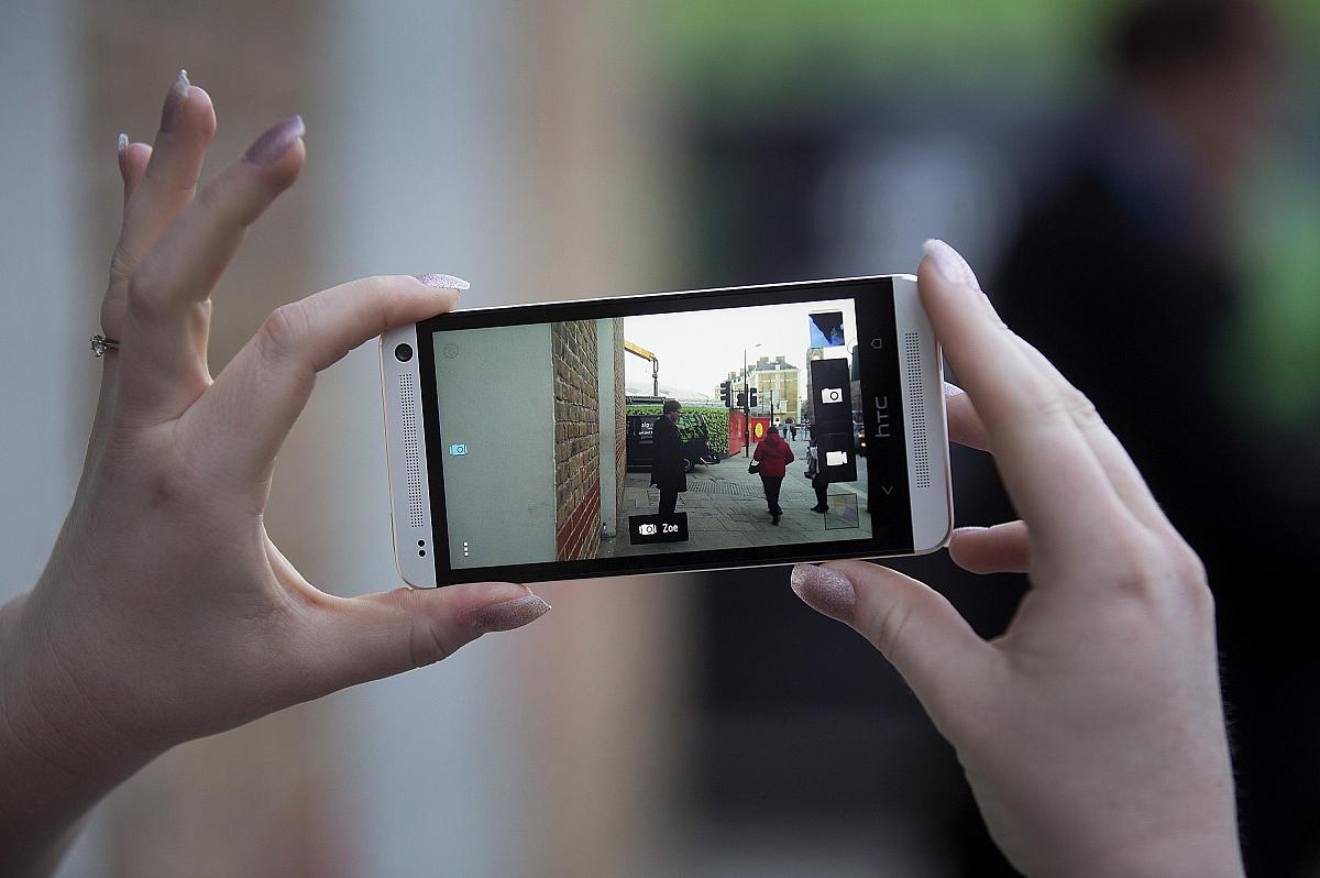 当地时间2013年2月19日,英国伦敦,htc公司发布最新的旗舰手机htc one.