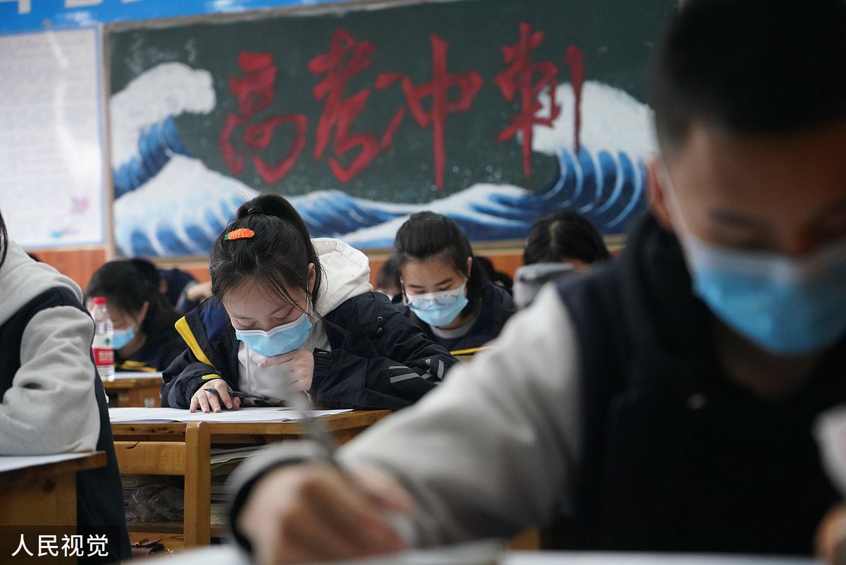 重庆护理学校眼视光学专业：是否适合考取临床眼科学？