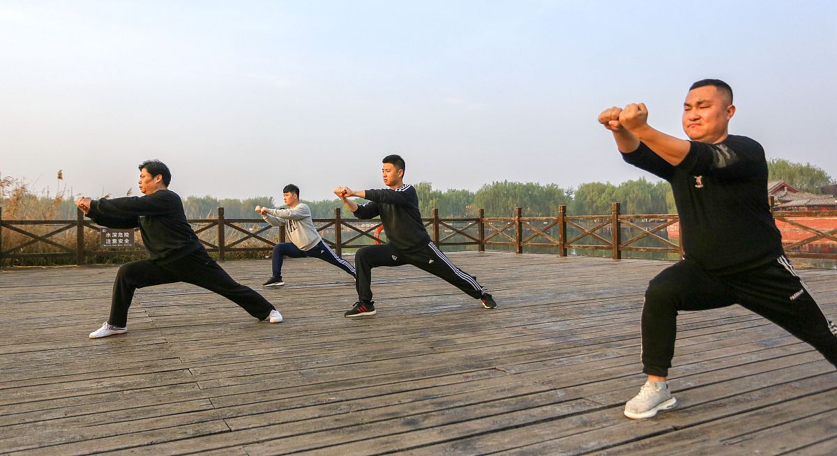 弹簧步 翻译成日语