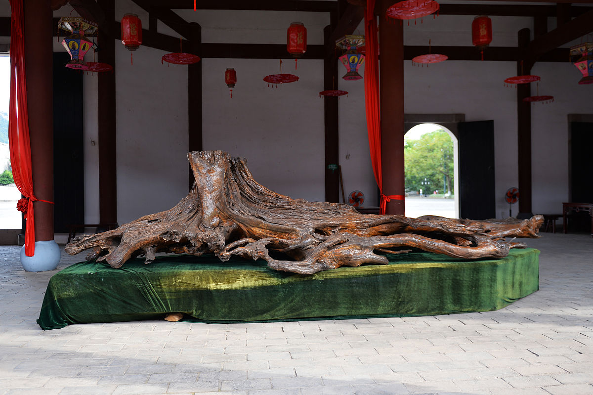 课题题目为《赣州市客家精神现状及其传承发展研究》要有本课题的研究现状述评从国内外相关研究中选择2~3个角度进行文献梳理切忌采用简单罗列方式并进行针对性评价。要有参考文献。