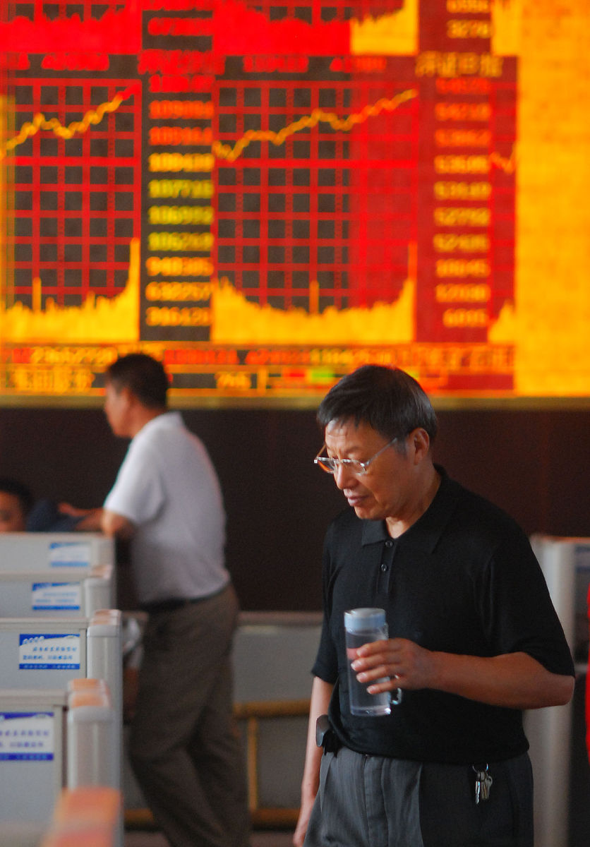 2009年7月20日,股民在江苏淮安中投证券股份有限公司观看股市行情,进