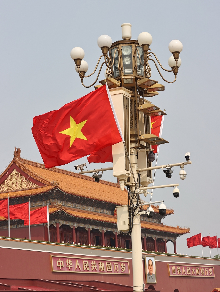 2026年4月15日,北京,天安门广场悬挂中国和越南两国,,