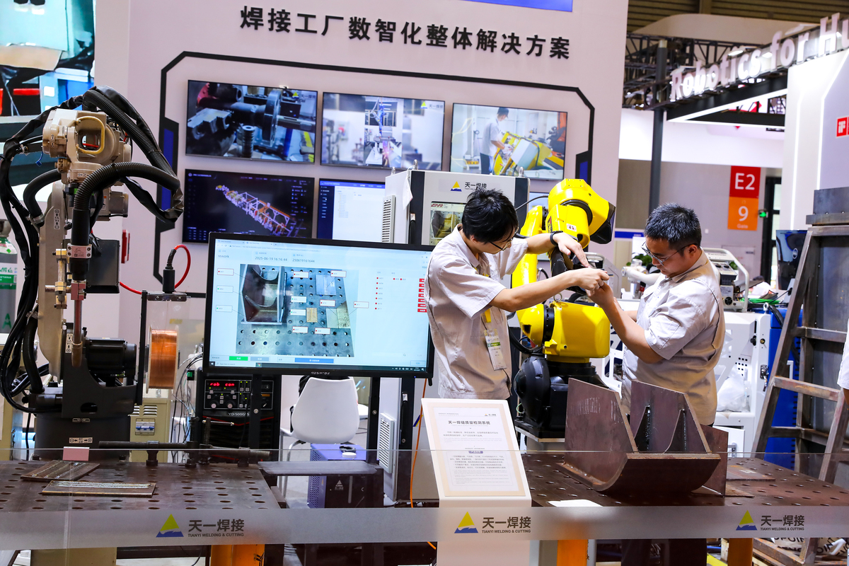 参观实训中心，点燃梦想，开启智能制造未来 - 大国工匠精神引领职业发展