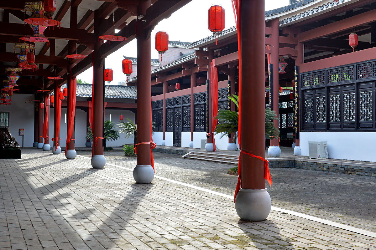 课题题目为《赣州市客家精神现状及其传承发展研究》要有问题的提出研究现状述评注意课题结构要有参考文献