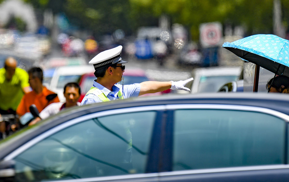 浙江交警'咆哮式'开道引热议，网友：这才是真正的交警！