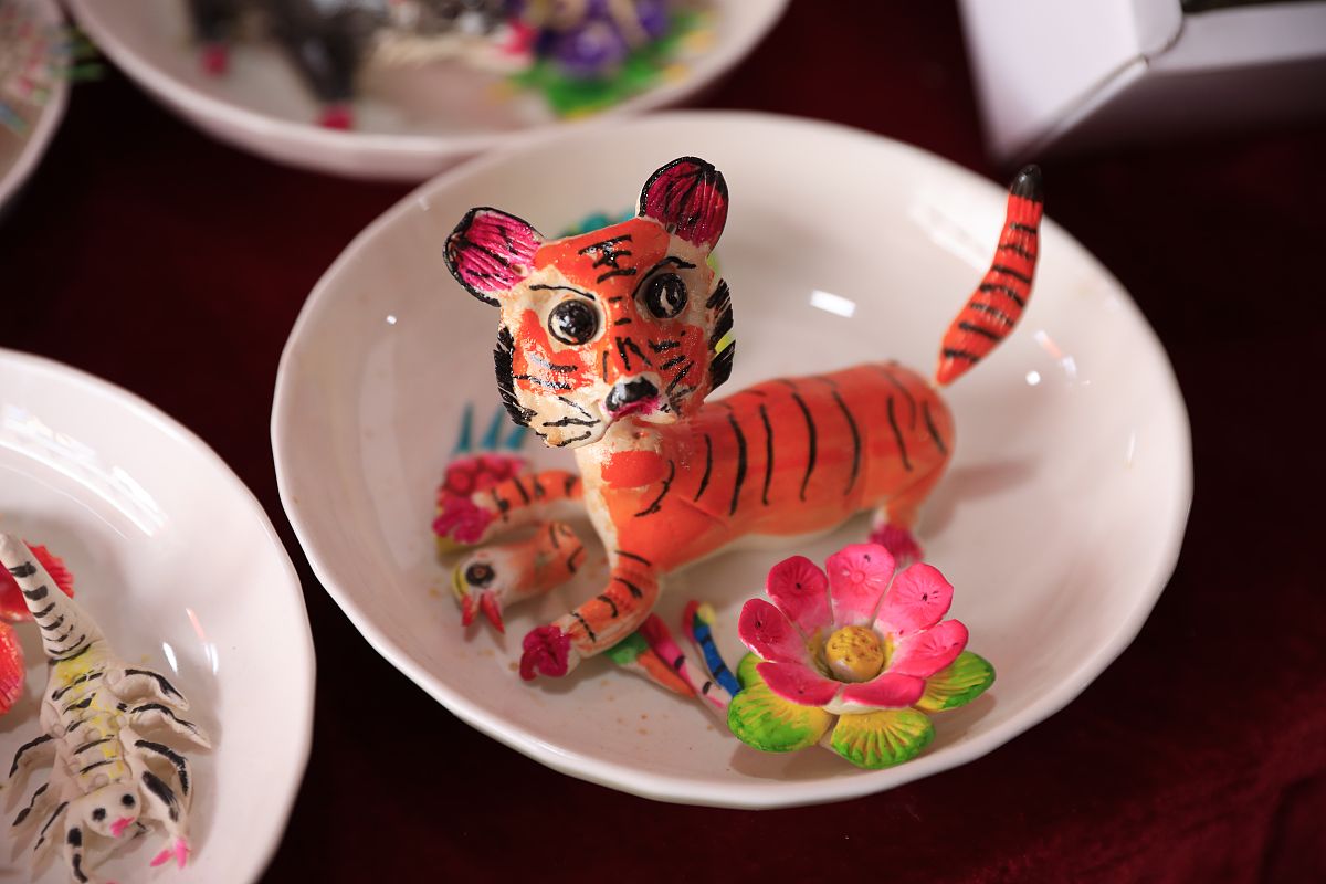 肥头大耳，山中称王，一声怒吼，是什么生肖？