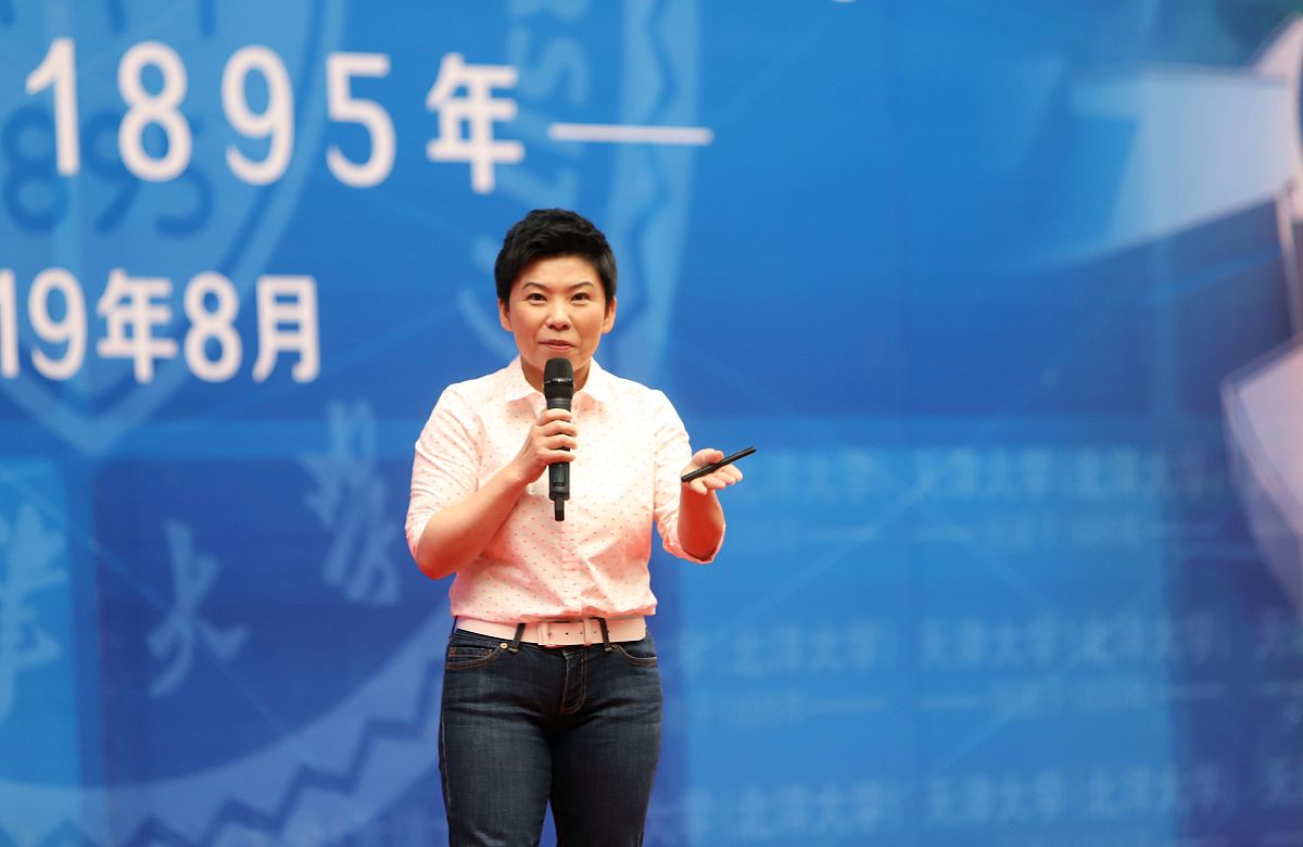 大学新生代表开学典礼发言稿：拥抱新征程，成就精彩人生