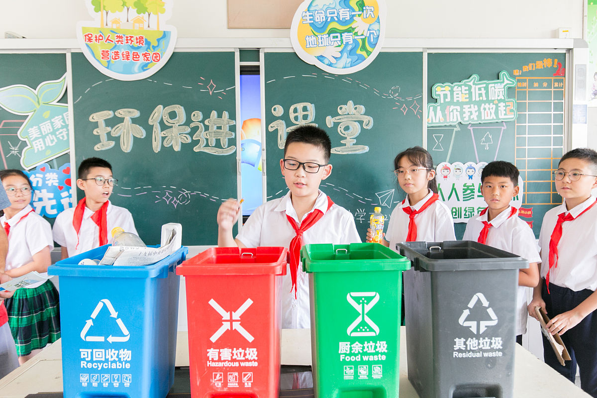 请根据以下稻草焚烧活动设计意图拟写一篇关于垃圾分类的活动设计意图。每到丰收时节田野里铺满了脱了粒的稻草农民伯伯大多放一把火烧了。那时稻田里是浓烟翻滚似有龙卷风来的前兆。四周的天空一片阴暗呛得人直咳嗽。真搞不懂为什么要这么烧掉呢？那么浓的烟对环境肯定是一种污染。难道它们没有利用的价值了吗？还是这样焚烧后对土壤是有益的？……基于这样的疑问组织学生开展以稻草焚烧的利与弊为主题的研究活动。