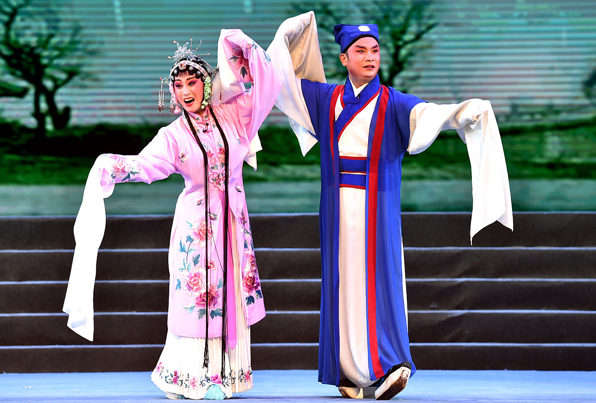 2018年1月10日晚,江苏戏剧青年演员为扬州市民送上精彩的戏剧文艺节目