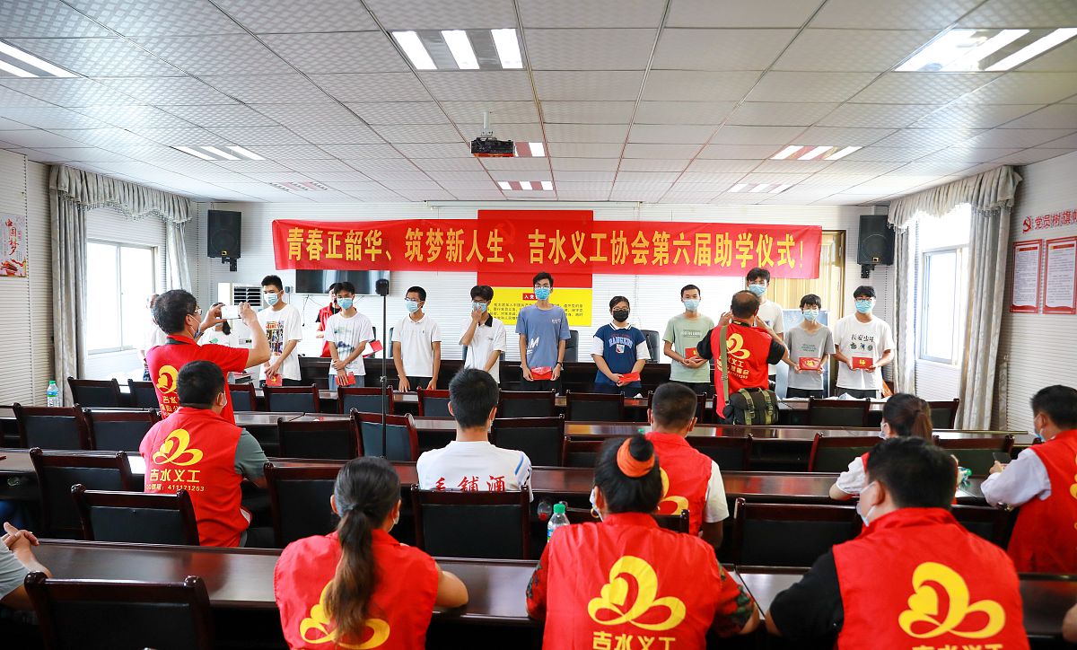 助学金申请200字左右