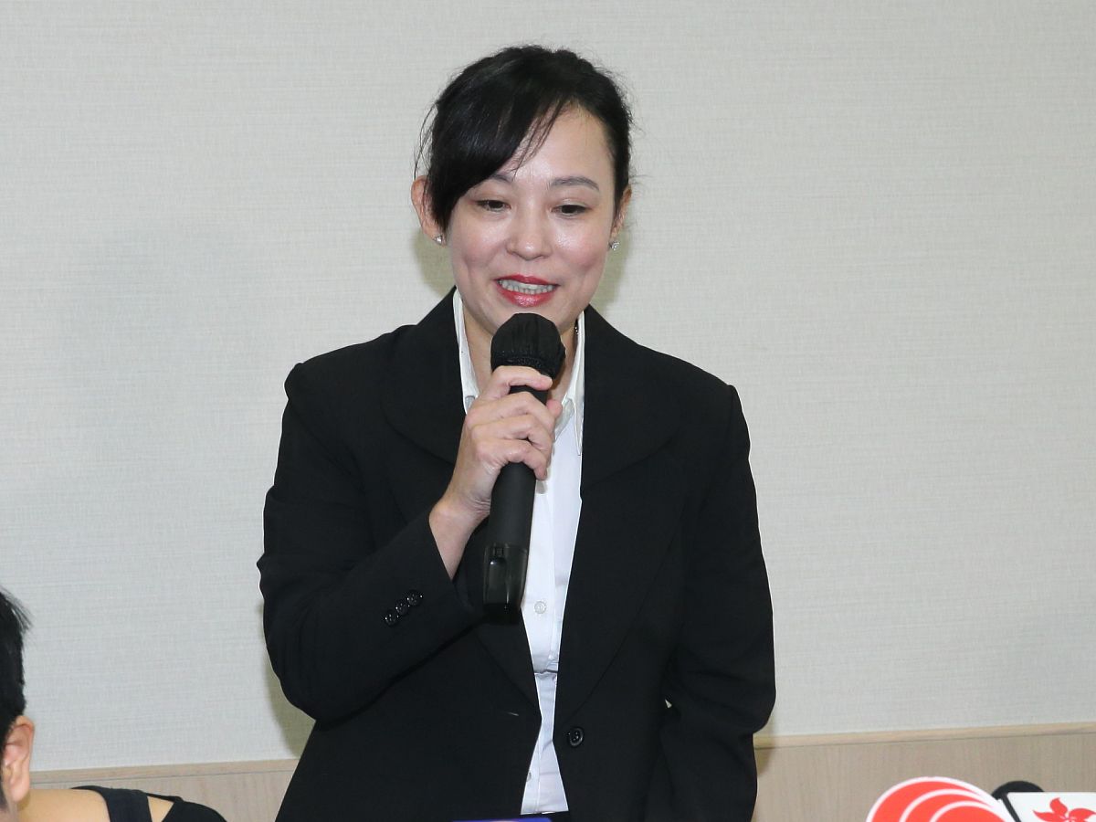 2015年10月13日,香港,翁静晶召开记者会,交待日前她所管理的定慧寺爆