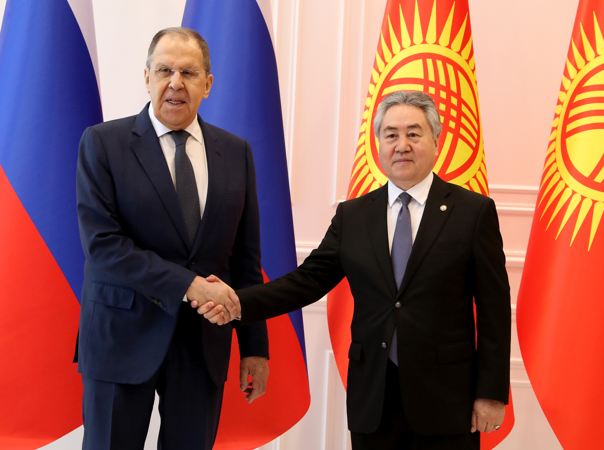 你作为一名今日头条作者请你以此句中国防长直接来到北约家门口反击北约东扩解放军用行动说话为中心句用军事风格的写作风格根据下面的文案写一篇2000字的原创文章。所有信息都不要省略每两个大段前面都加上小标题开头不用取小标题。文案：近日我国防长李尚福访问白俄罗斯与白俄罗斯国防部领导人举行会谈共同讨论军事领域的双边合作并将共同参观白俄罗斯武装部队的一系列军事设施。在会见白俄罗斯防长赫列宁时我国防长李尚福表示