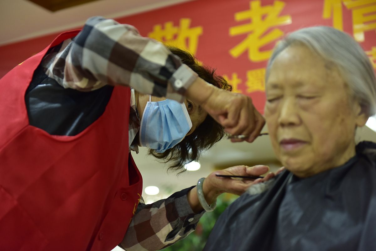 重阳节免费理发，为乡村老人送温暖