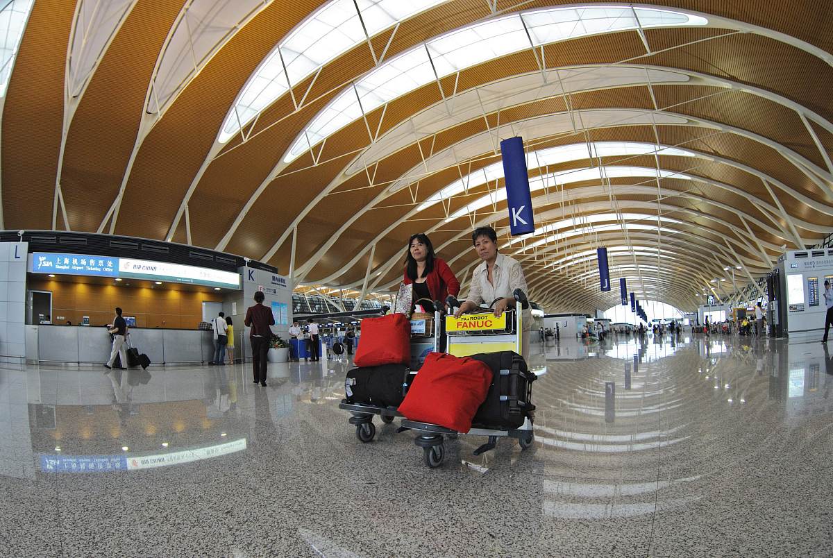 1、航站楼设计中人性化体验的具体要求2、	以旅客为中心的设计策略应用3、人性化智能化设计的实现4、以人性化设计需求联系航站楼功能区及未来发展方向对这些人性化设计在航站楼中的应用可以得出什么？意义是什么？