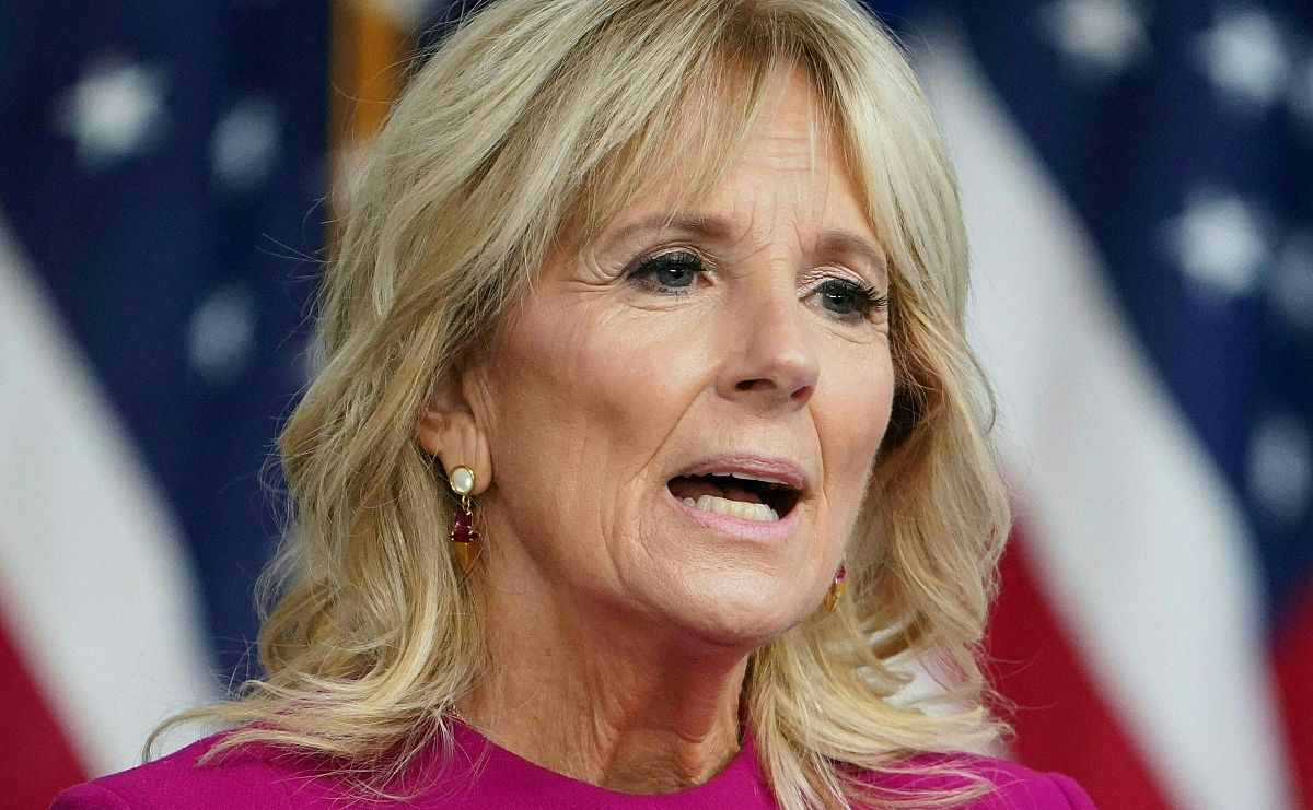 Bob不会误解密文因为他可以使用Alice的公钥解密收到的消息并验证签名。密文签名过程中使用的是Alice的私钥而不是Charlie的私钥。因此Bob能够验证消息的完整性和数据来源的真实性因为只有Alice的私钥可以签署加密的消息。 为了避免类似的攻击在通信的每个环节中都应该使用正确的公钥和签名方来验证消息。Bob可以使用数字证书或交互式密钥交换协议来确保收到的公钥来自Alice而不是被Charl