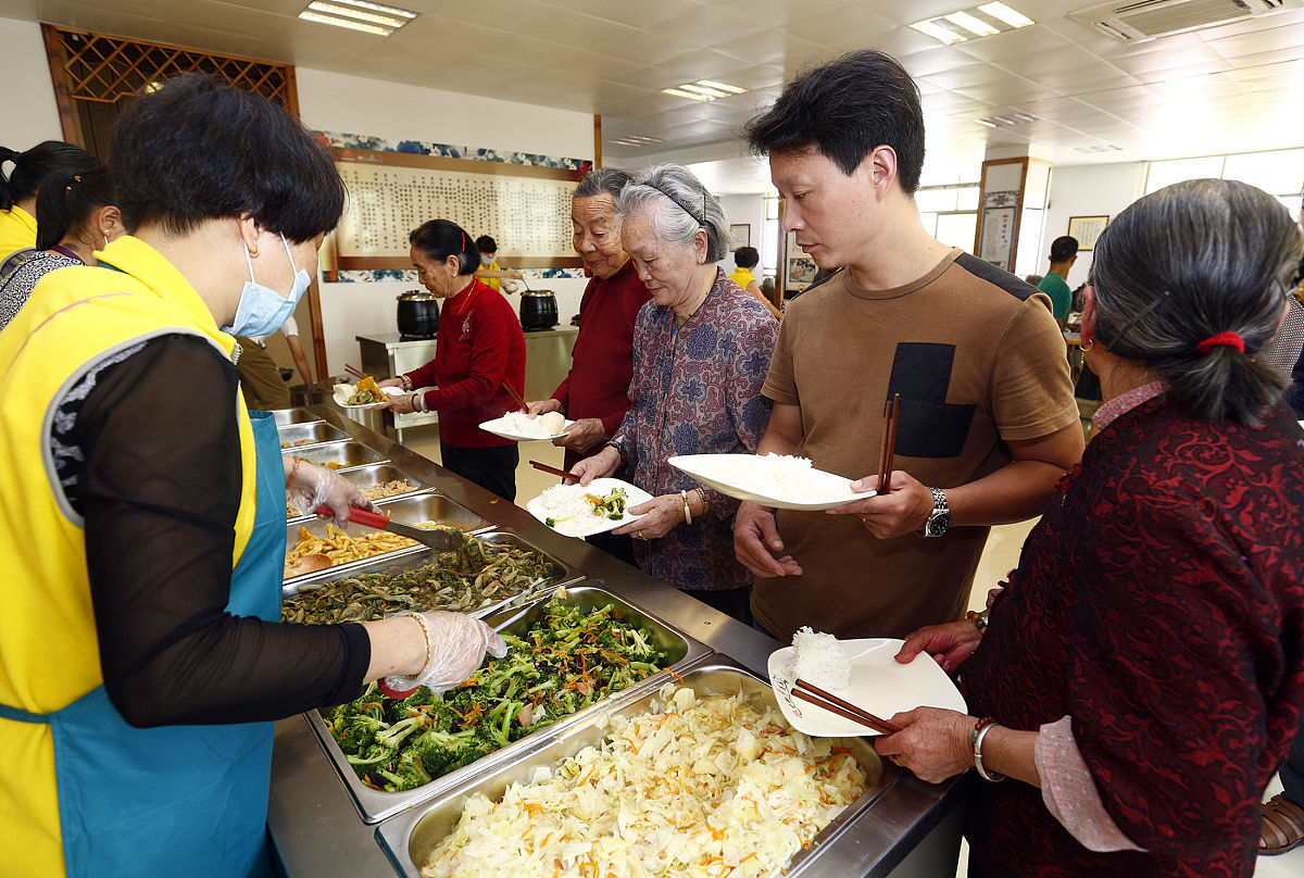志愿活动通过设立志愿者岗位引导学生老师在食堂规范用餐、节约粮食。该志愿活动的背景和目的