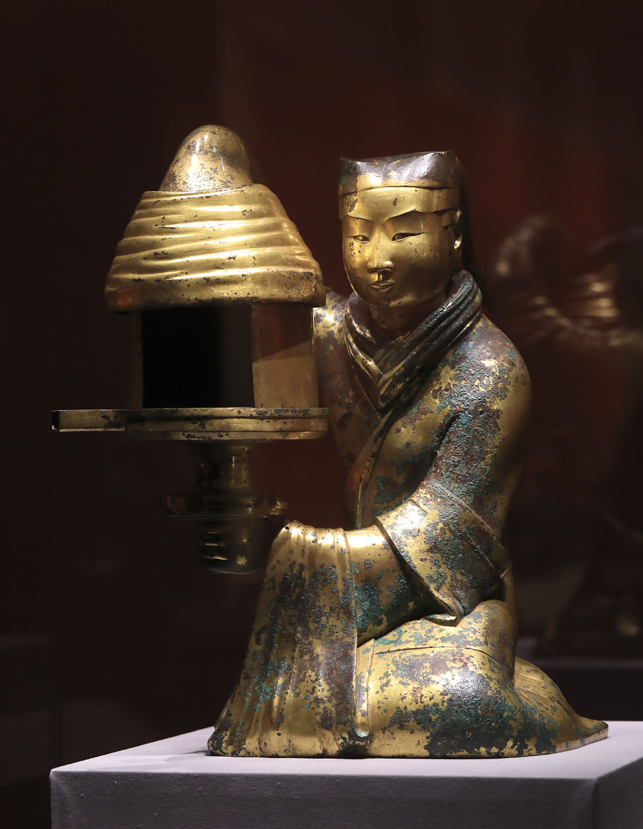 2022年1月25日,北京,在故宫展出的长信宫灯,汉代,河北博物院藏.