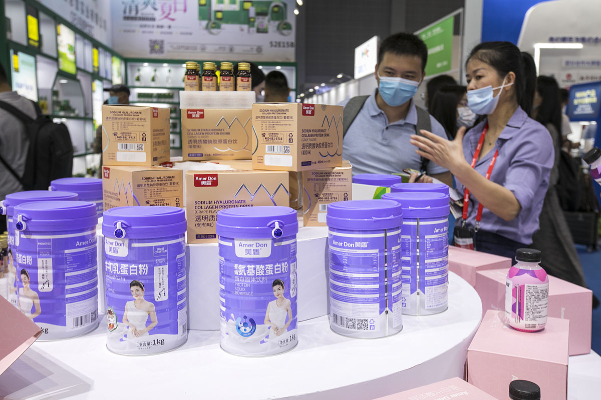 给一下文字降重：针对蓝臻贝尔康安阳店的问题品类单一、产品同质化是其中之一。市场变化和产品不断更新使得市面上销售的婴幼儿产品品类繁多、品种复杂用途各异。而互联网快速发展网络购物为消费者提供的产品品类远远高于实体店提供的产品品类。此外一些婴幼儿用品只有在婴幼儿特定的时段使用致使这类产品的销售受到一定的客户群限制。针对这一问题蓝臻贝尔康安阳店致力于销售低价、实用的产品但会选择两个畅销的品牌产品相互替代其