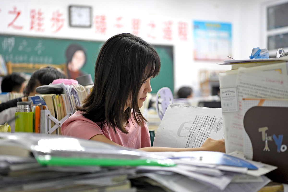 2020年7月3日,安徽淮南二中,高三学生在教室里完成高中阶段最后一堂晚