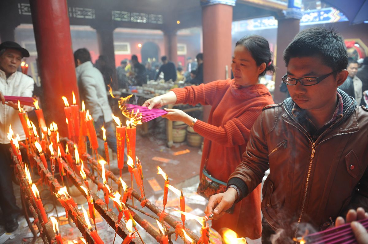 开机上香：影视制作中的传统仪式流程与寓意