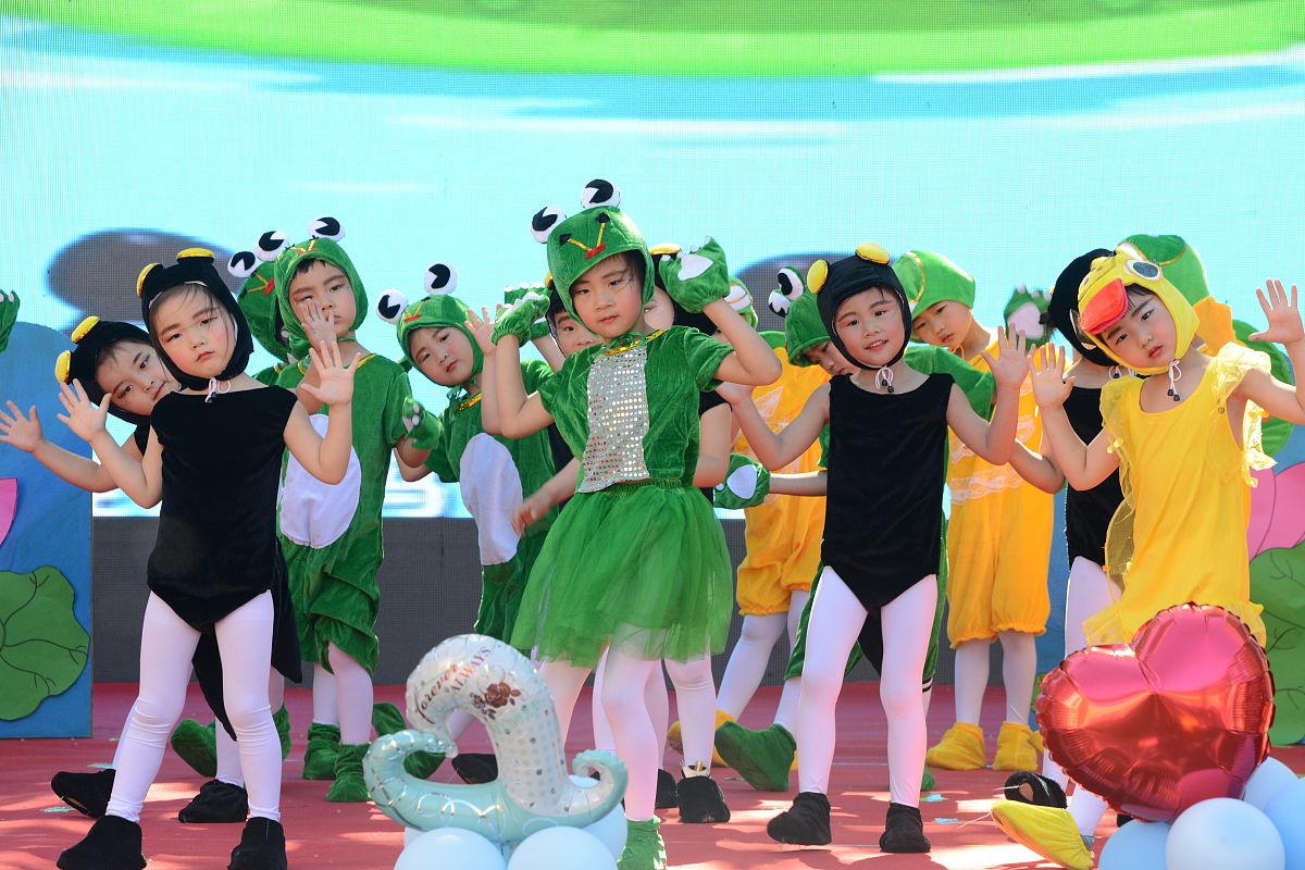 幼儿园六一黄梅戏节目 - 打猪草对花，欢乐互动！