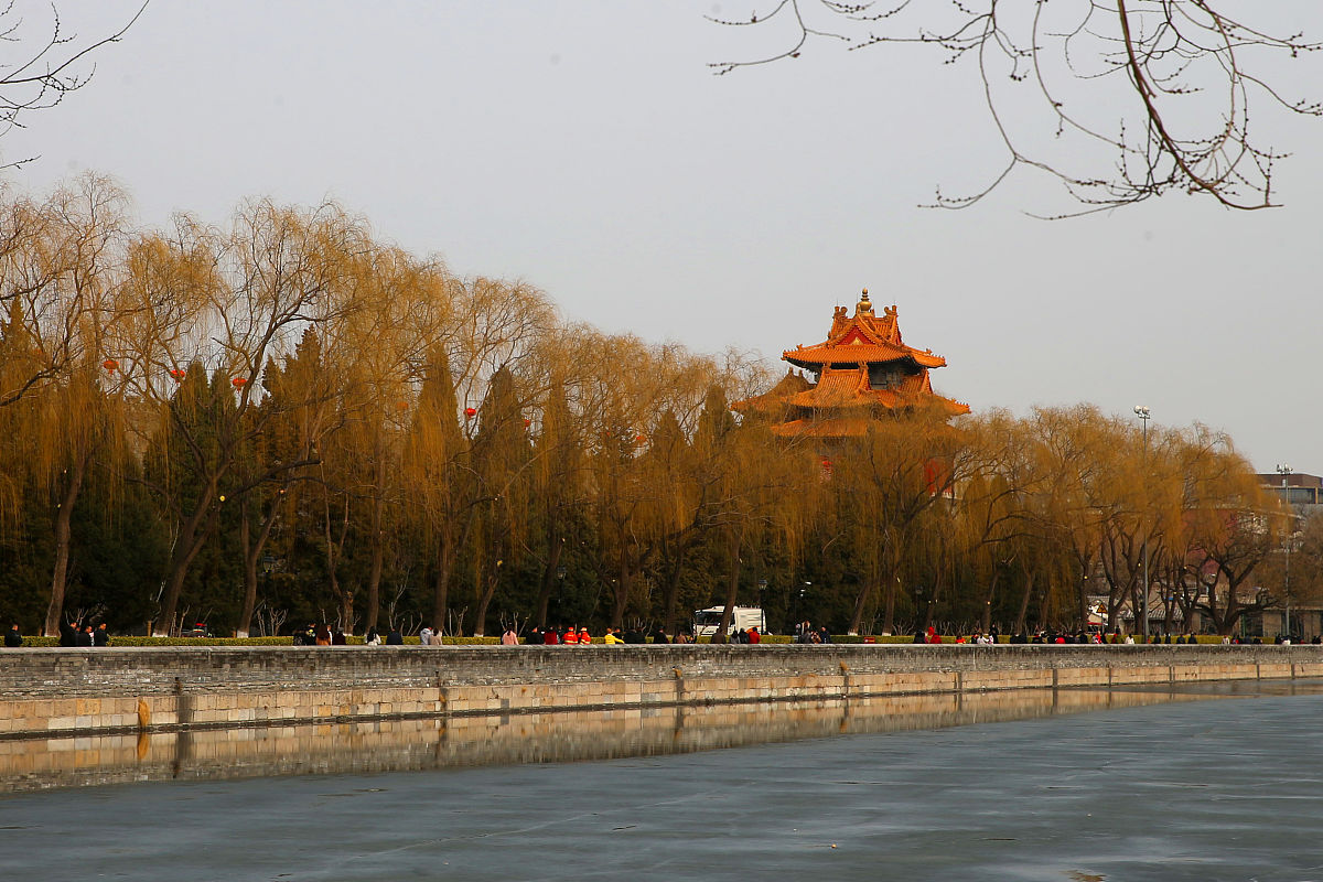 2019年2月25日,星期一,北京故宫正常闭馆,来自全国各地的游客在故宫外