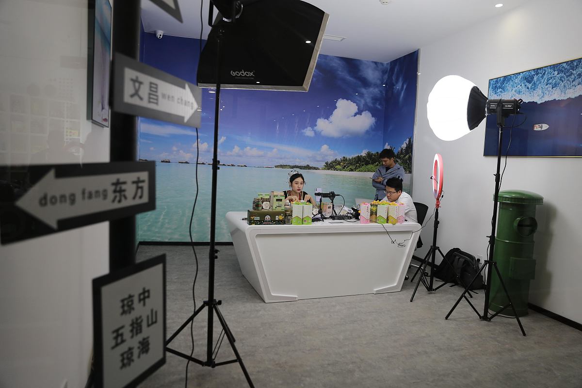 播音专业就业方向：电视台、新媒体、影视、策划、教育等