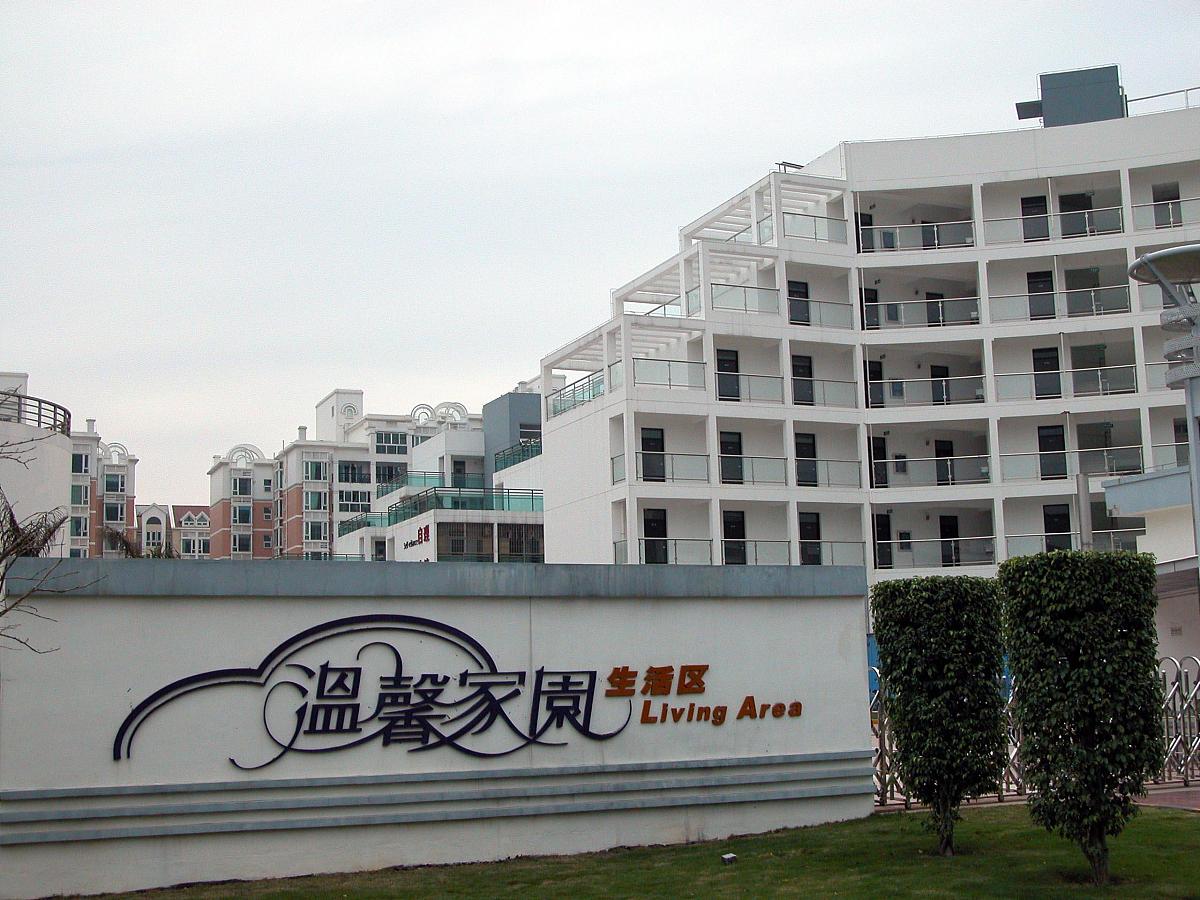 2004年5月8日,深圳清华实验学校洁净的校园.
