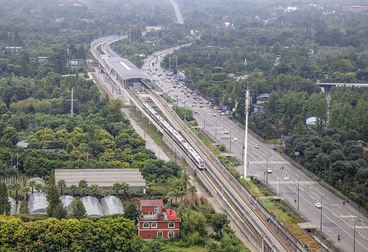 2020年8月30日,成都地铁17号线空载试运营正常,图为车辆驶出黄石站的