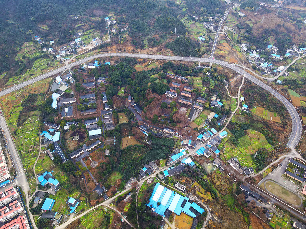 平南县官成镇村镇道路现状环境情况