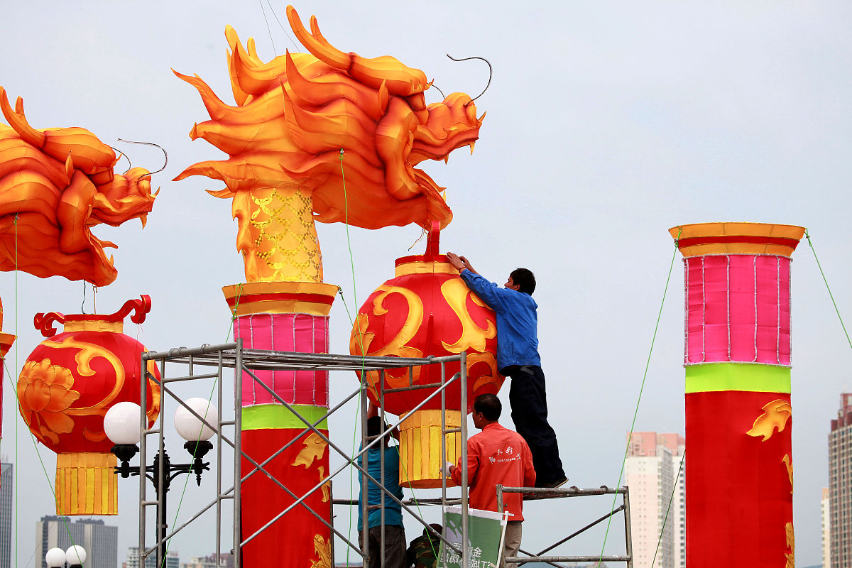 2015年7月17日,吉林省吉林市,工人在紧张有序地制作安装大型河灯,一些