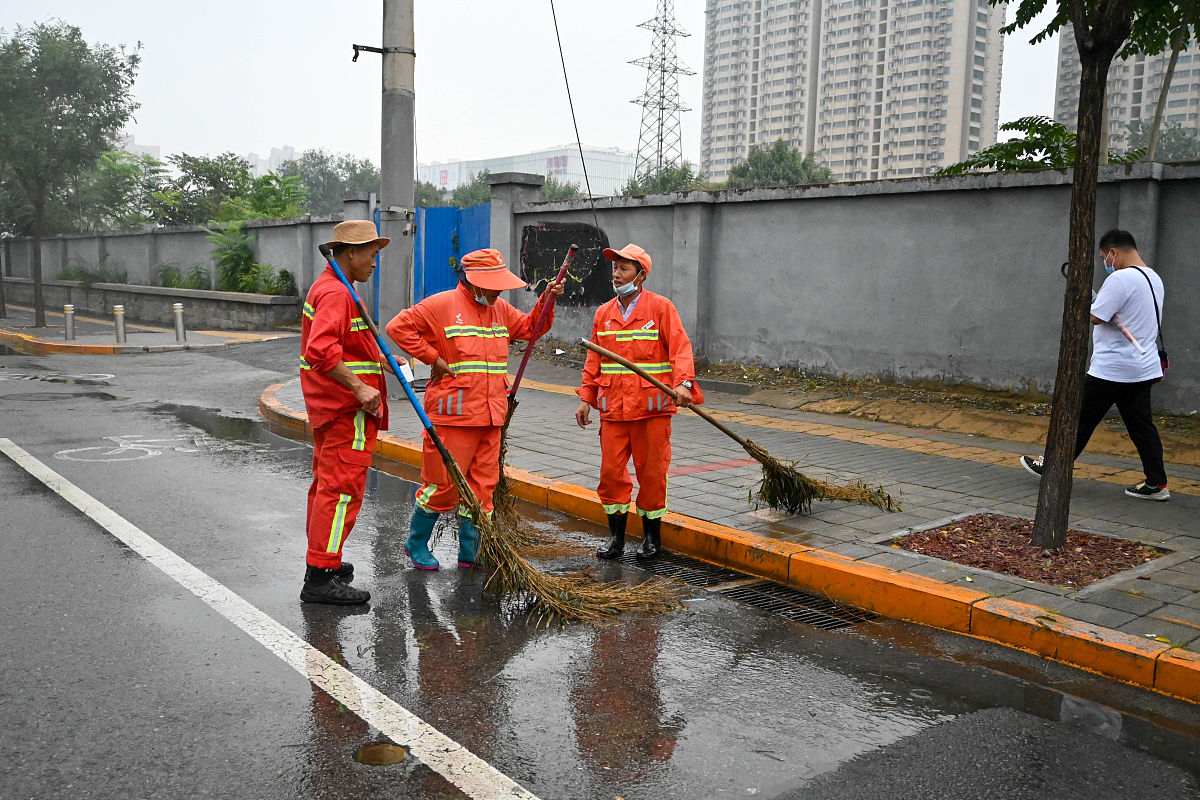 工程部团队先进事迹：餐饮商户管道紧急疏通，全员加班