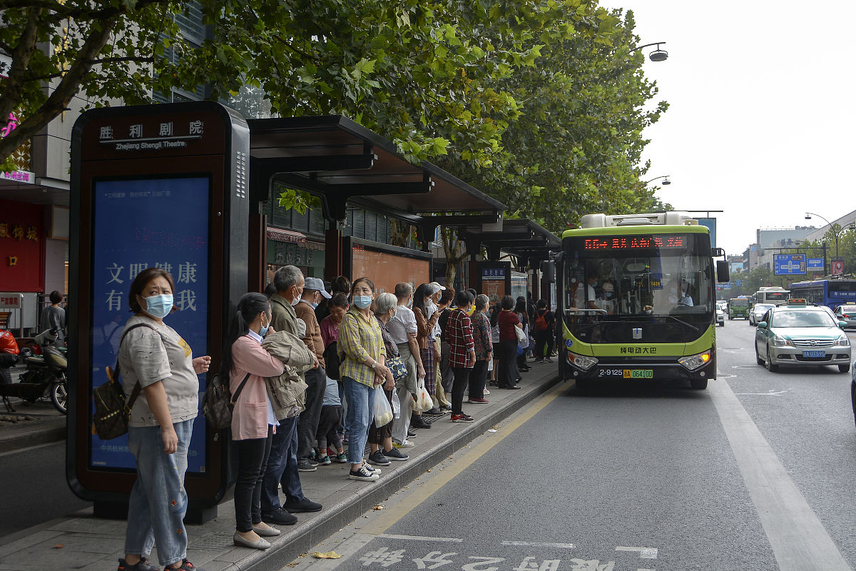 a passenger that narrowly misses the tram running north at the city centrestop between 7 and 8 pm would be have had to wait only half as long for the next tram on hour earlier Translate to Chinese