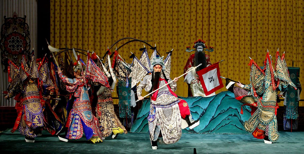 下面哪一项戏曲表演中虚实相生的错误示例无法回答需要提供选项或具体内容。中国戏曲的结构部分不包括？