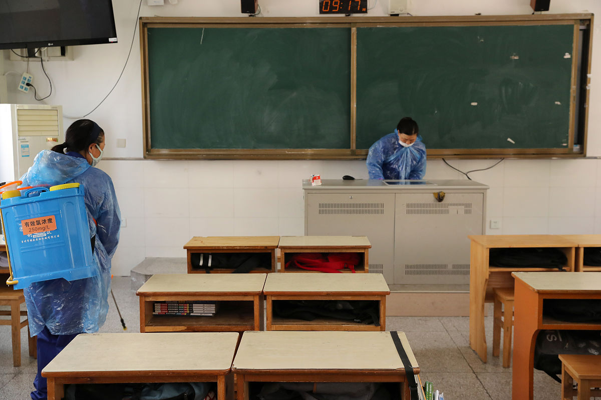 2020年5月7日,江苏南通,物业工作人员在科学楼和机动教室进行防疫消毒