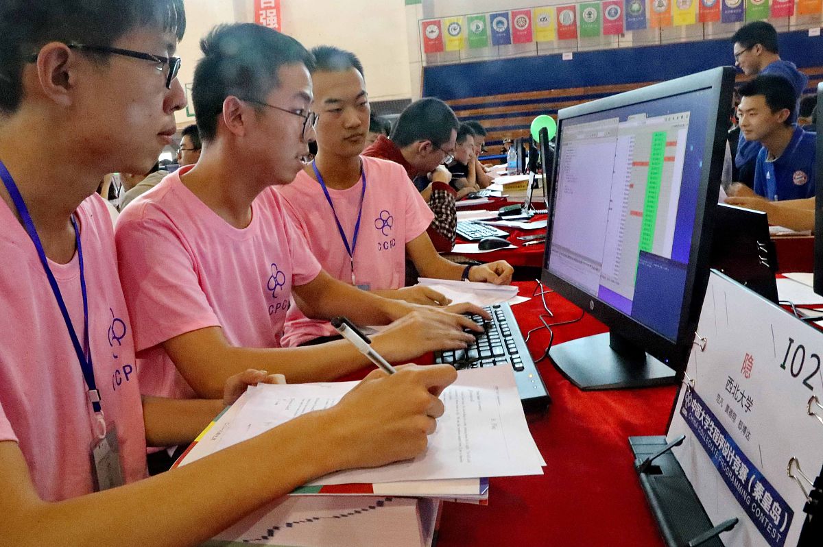 2023年暑假C 编程信息学奥赛夏令营面向武汉市特别是光谷的小学生招生 该夏令营旨在提高小学生的编程和信息学能力为他们未来的学习和职业发展打下坚实的基础。夏令营将由经验丰富的编程和信息学专家授课课程内容包括编程基础、算法设计、数据结构、计算机网络等方面的知识。同时夏令营还将组织编程竞赛和团队项目让学生在实践中提高自己的能力和合作精神。报名条件：武汉市光谷地区小学生有一定的编程基础和兴趣。报名方式