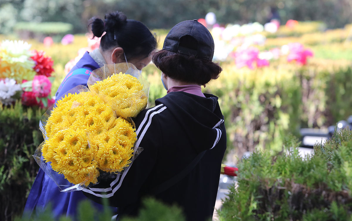 清明节习俗：祭祖扫墓、踏青赏花等传统活动