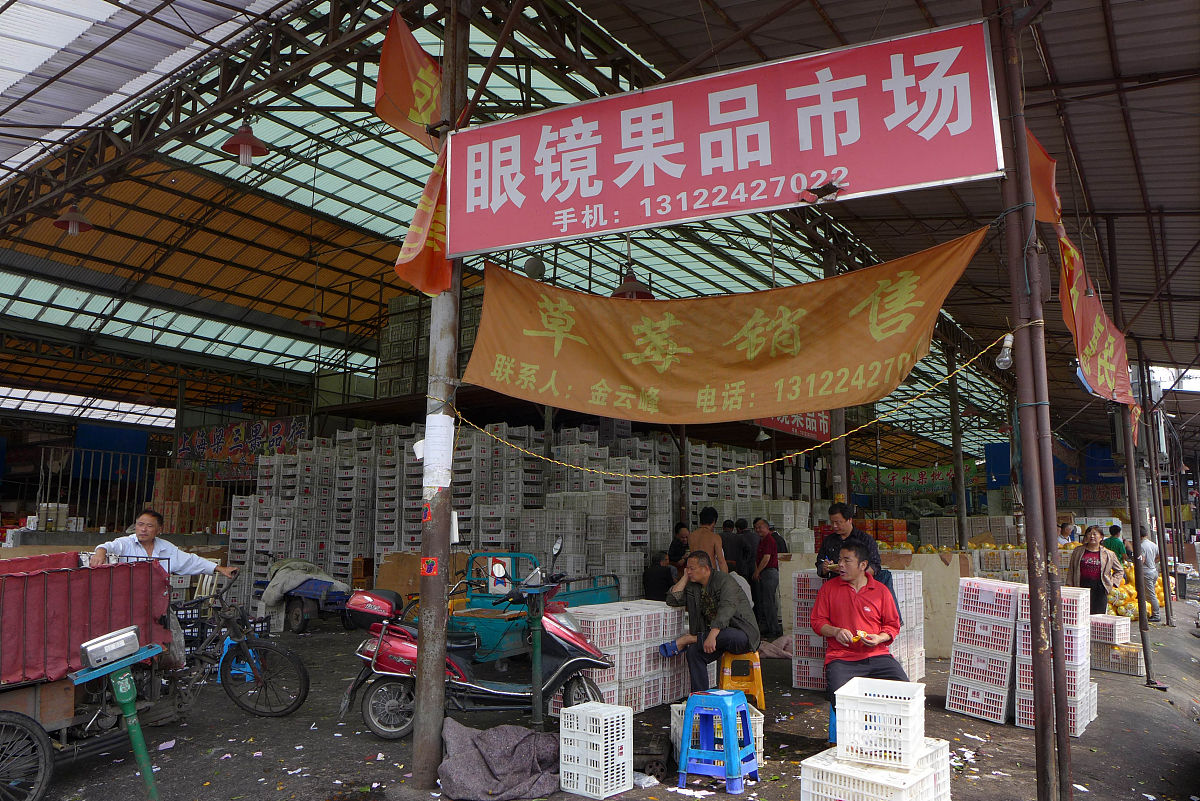2014年10月20日,上海,曹杨路水果市场.