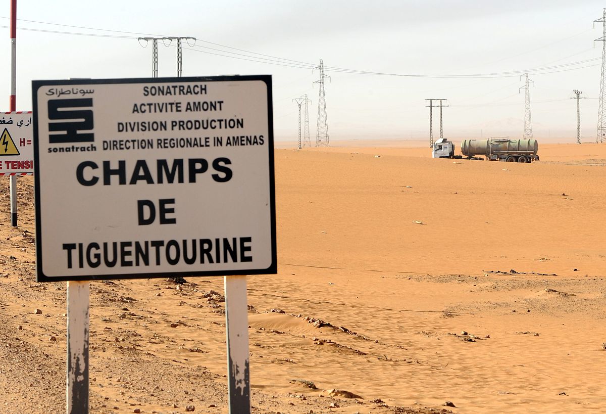 Mongolia are playing a key role indesertification through economic development。括号中四个选项highlighting、destroying、Liberating、combating中的哪个？