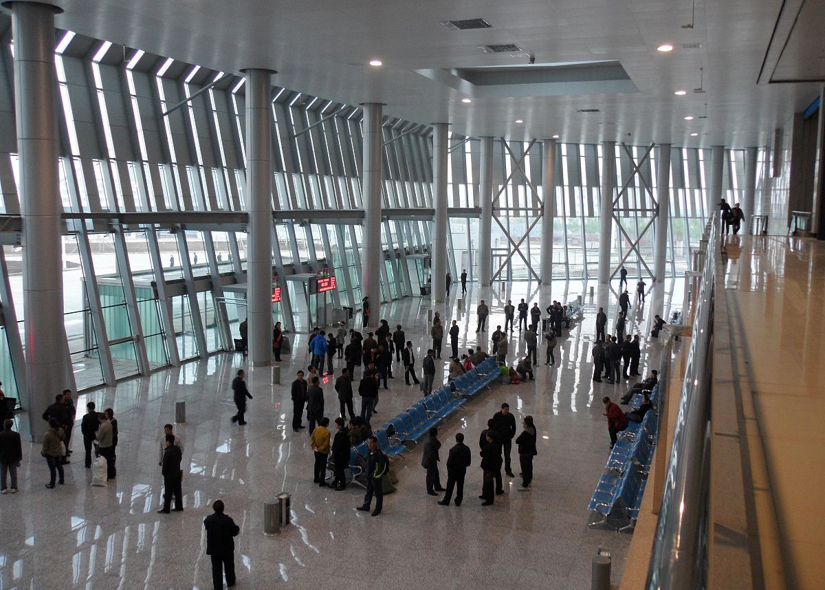 航班延误？别担心！我们安全着陆，停机坪见！