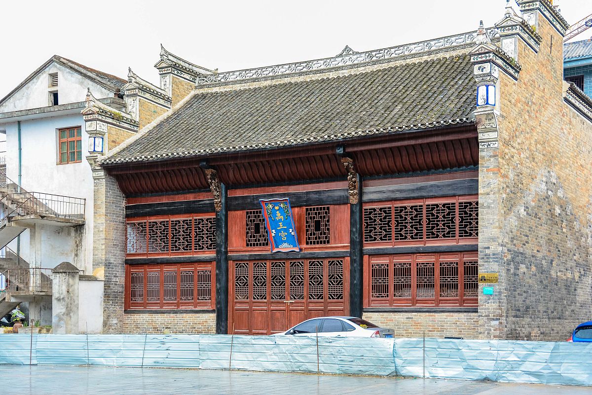 安康市建筑特色：传统、山水融合、安全与多样