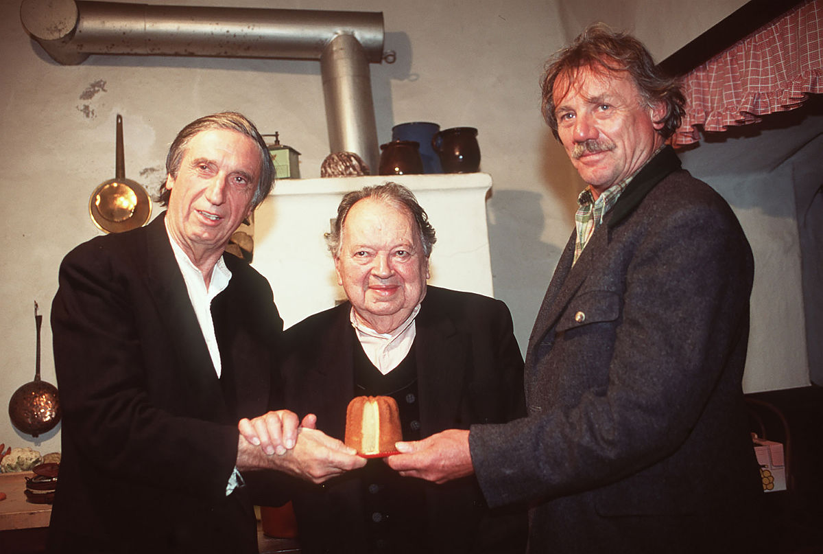 计算机领域最高奖项图灵奖获得者Geoffrey Hinton、Yoshua Bengio和Yann Le Cun等人在推动深度学习技术的发展上做出了不可磨灭的突出贡献。把这句话换个说法