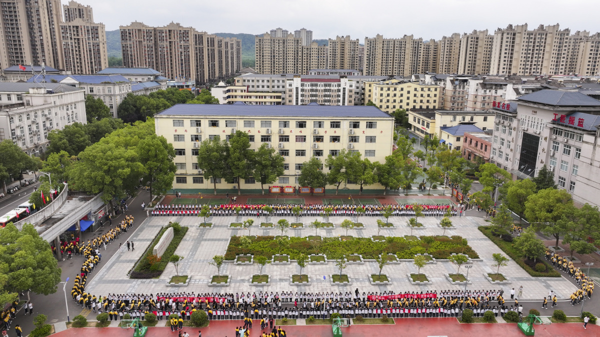 近日,有关一所学校小学生反映食堂饭菜质量不佳,形容其如同"泔水"的