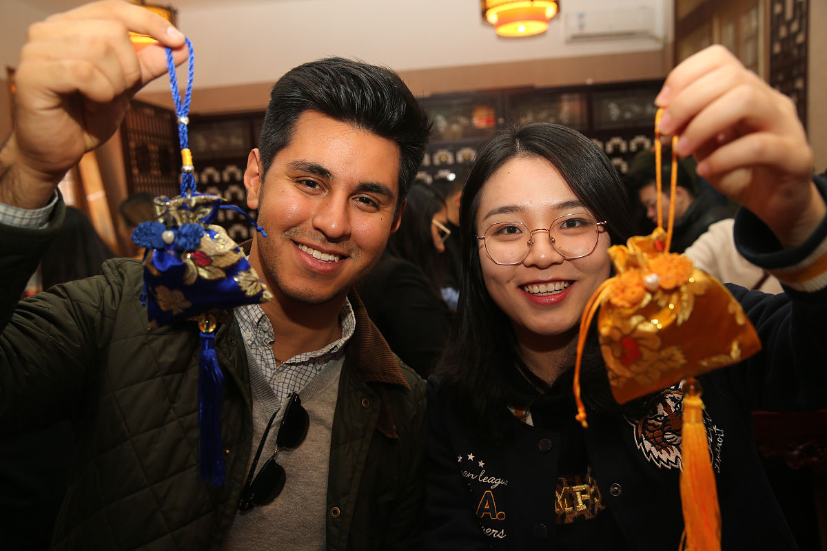 香身艾宝隔着衣服用吗，