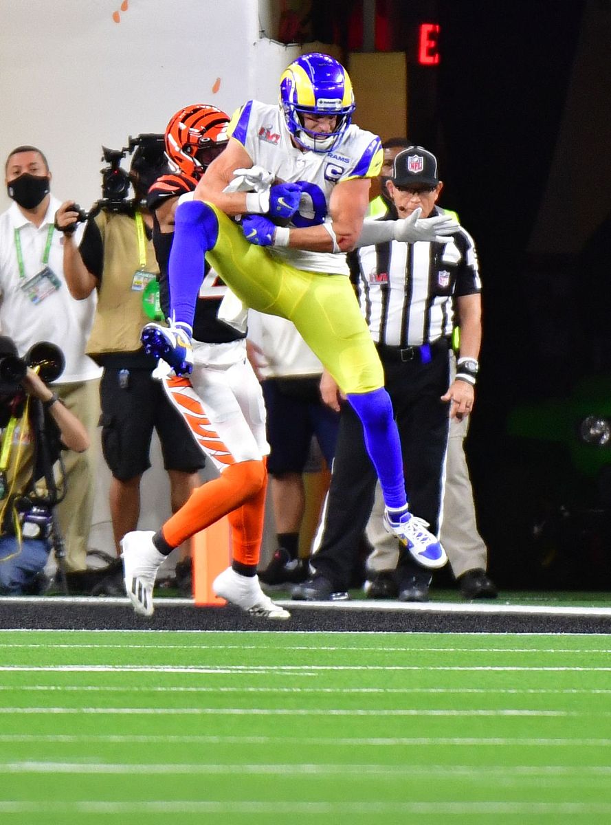 los angeles rams' cooper kupp catches the ball in the end zone a