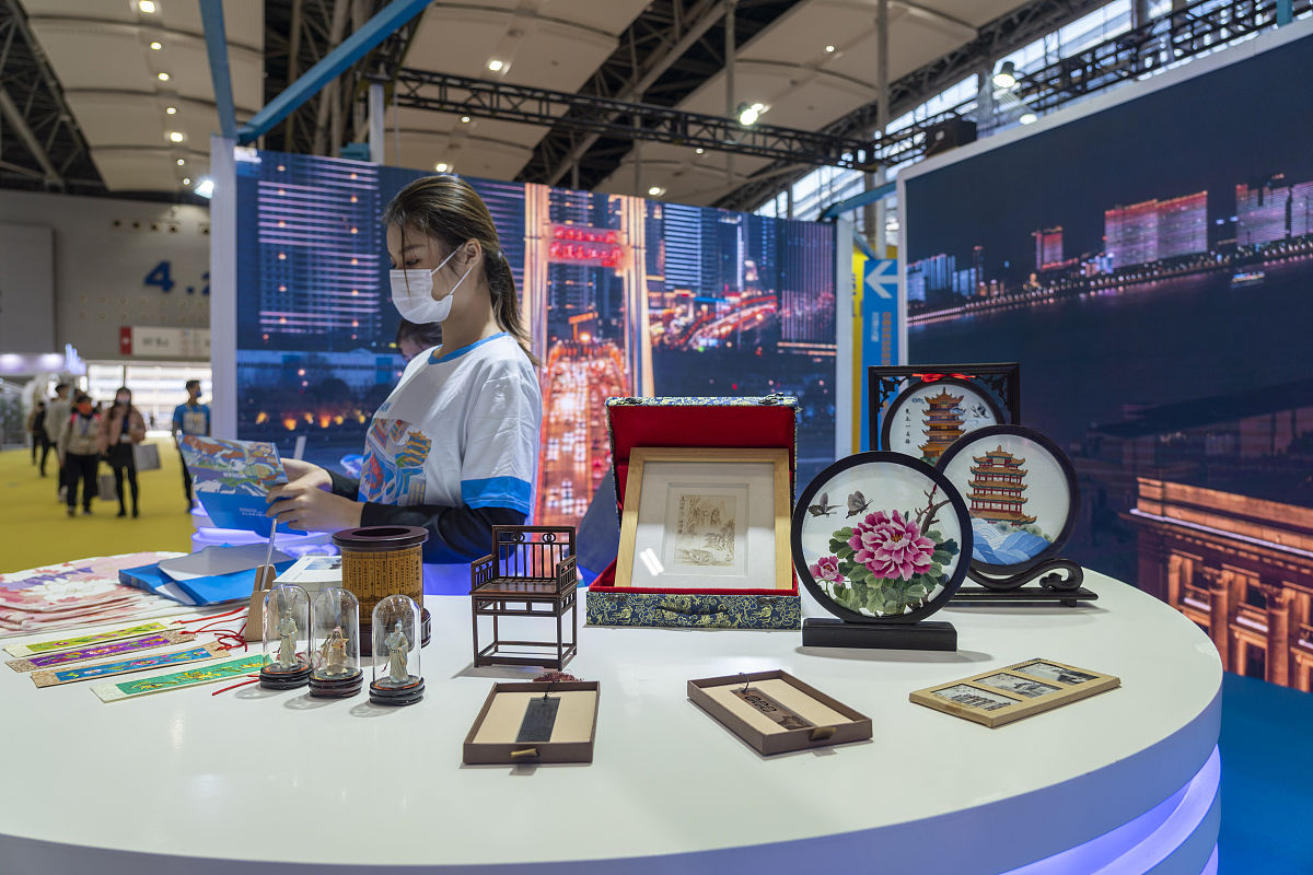 阐述如何通过跨界合作进行旅游文化产品创新的措施2条500字