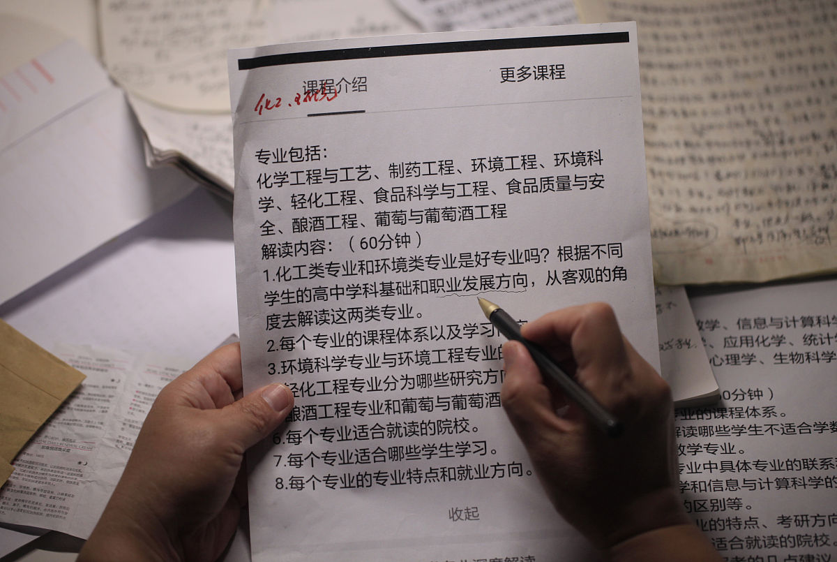 请以寝室长的角度写一份舍友晚上翻窗拿外卖的简单检讨100字